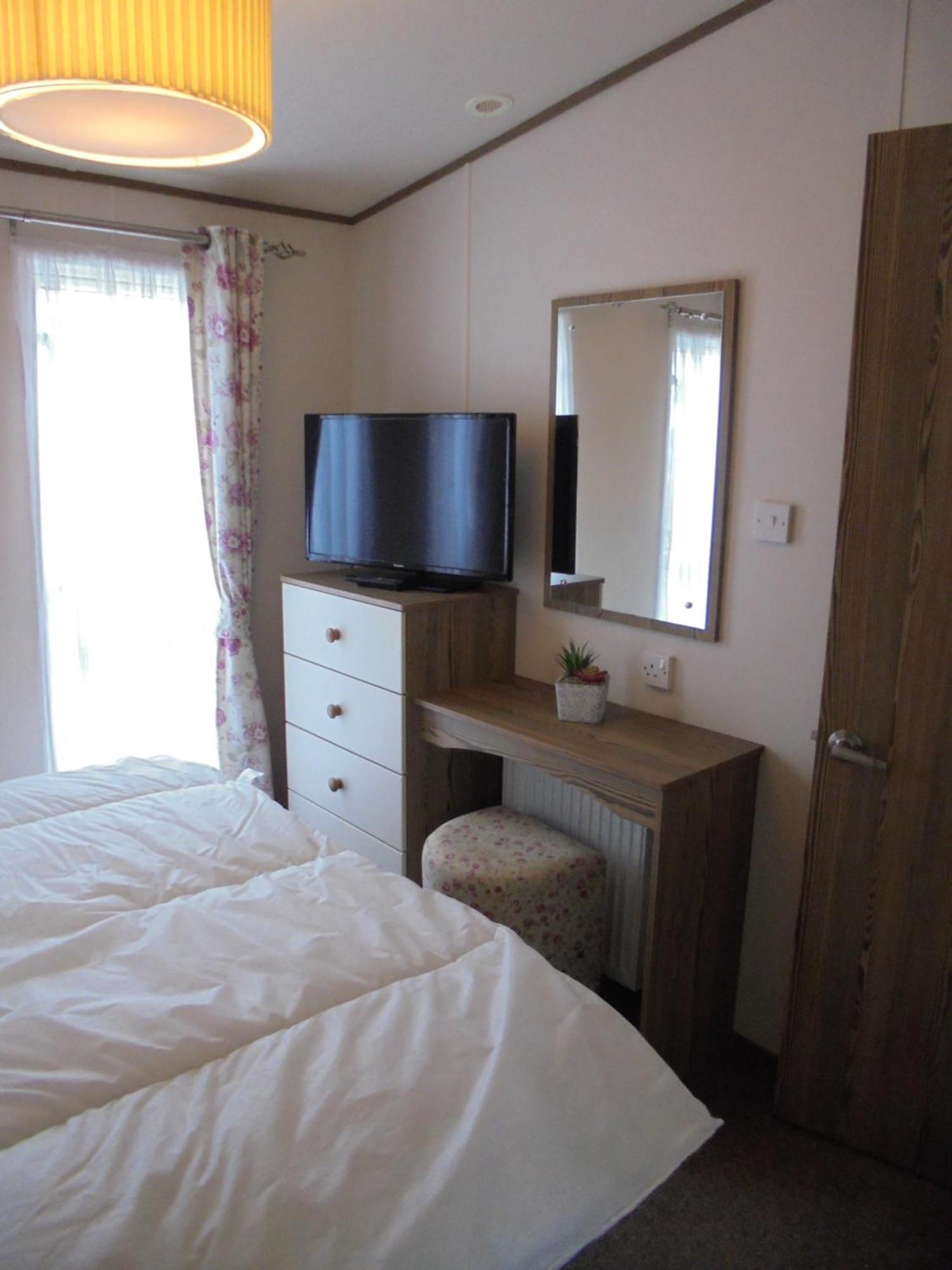 The Grange Ingoldmells: Elan 6 Berth, Central Heated, Wrap Around Decking Экстерьер фото
